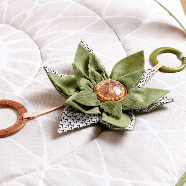 Gimnastyka mata dla bobasa z drewnianym stojakiem Boho Chic Tiny Love