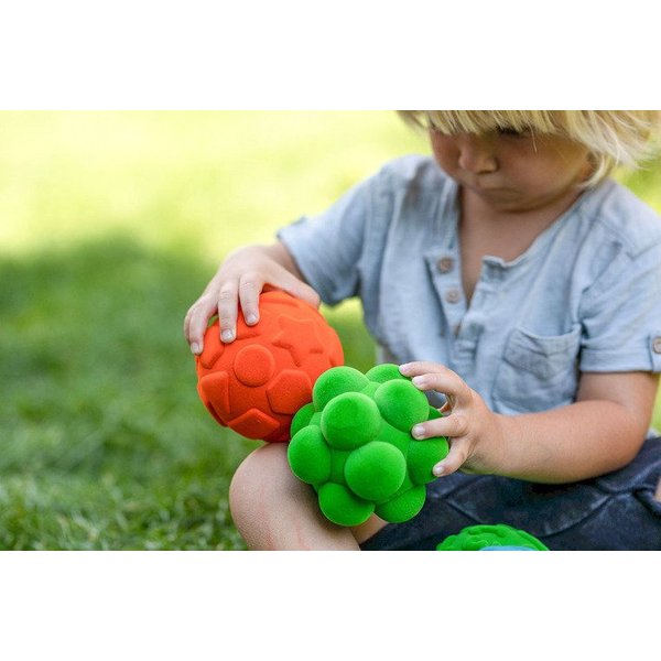 Sensoryczna piłka edukacyjna Rubbabu - wielkie litery czerwona