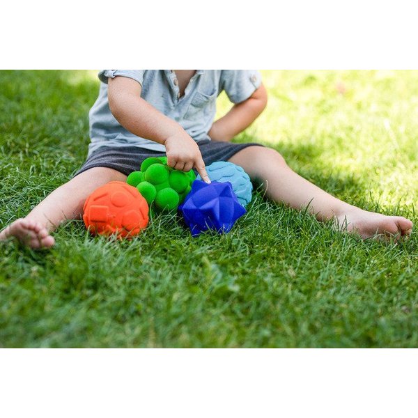 Sensoryczna piłka edukacyjna Rubbabu - wielkie litery czerwona