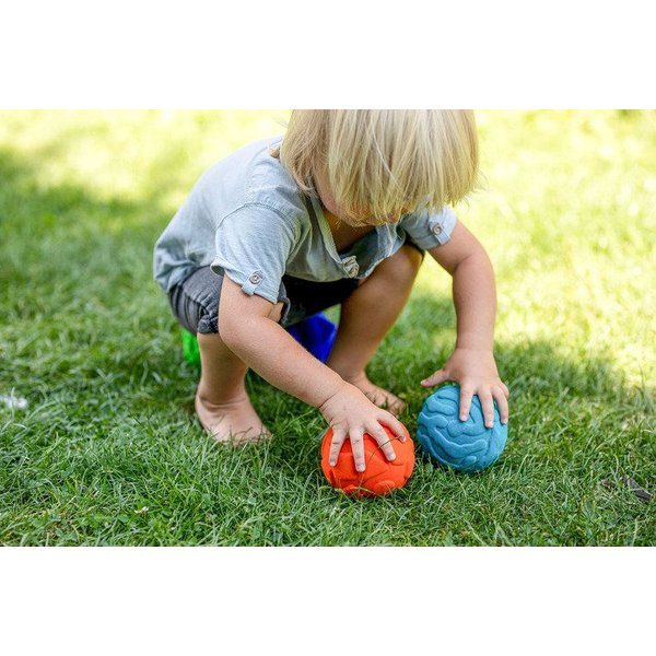 Sensoryczna piłka edukacyjna Rubbabu - wielkie litery czerwona