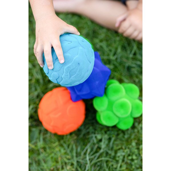 Sensoryczna piłka edukacyjna Rubbabu - wielkie litery czerwona