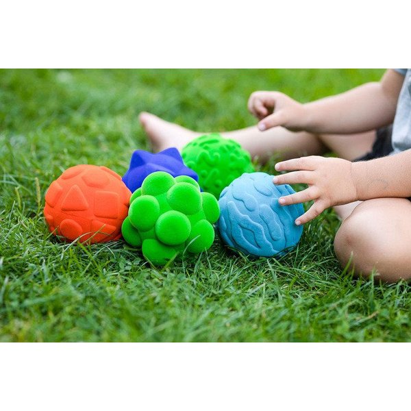 Sensoryczna piłka edukacyjna Rubbabu - wielkie litery czerwona